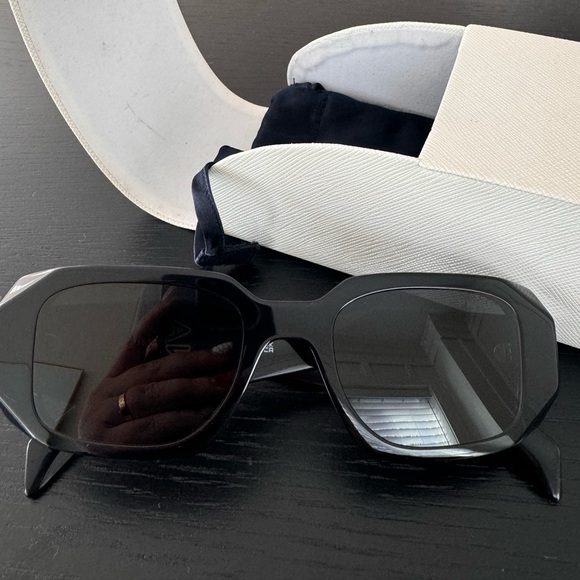 Authentic Prada rectangle sunglasses - Picture 2 of 8